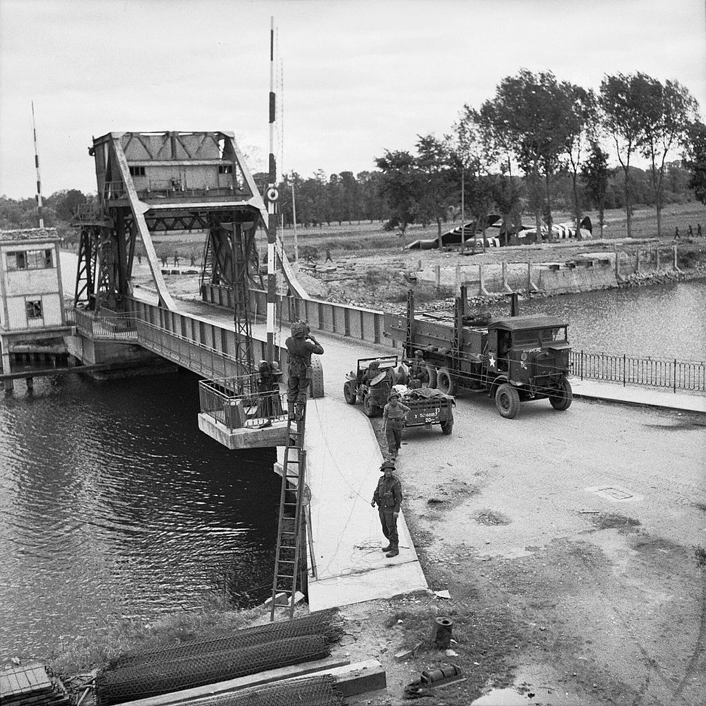 [Image: Pegasus_Bridge%2C_June_1944_B5288.jpg]